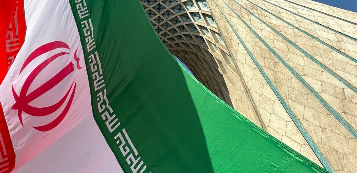 رمان داستان عاشقانه ایرانی زیر تیغ سانسور