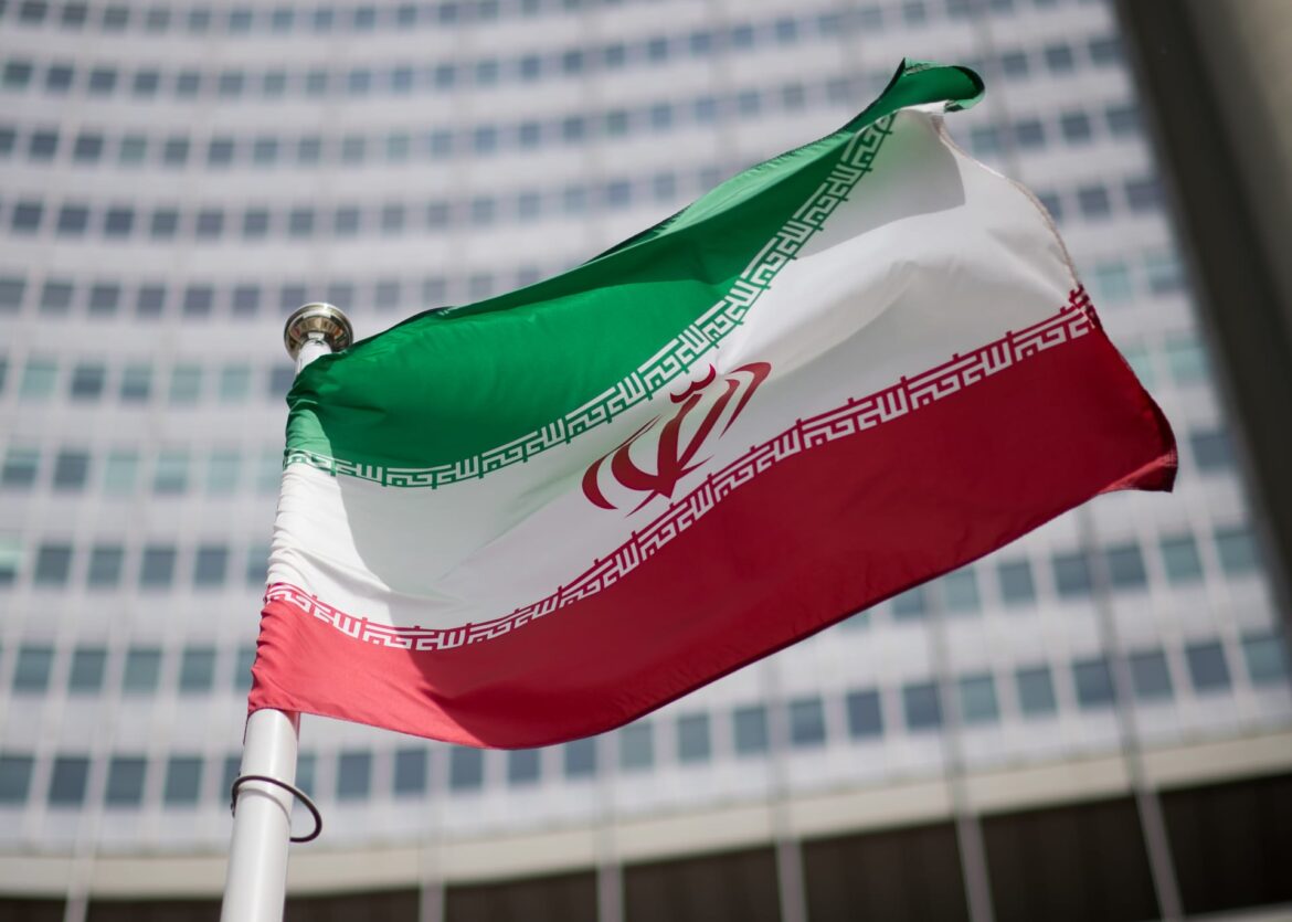 سانسور فرهنگ و هنر در ایران، خیال را خفه می‌کند و آگاهی را به زنجیر می‌ کشد