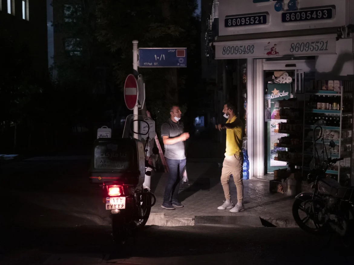 قطع برق در ایران؛ تاریکی‌ای که فساد را برملا می‌کند