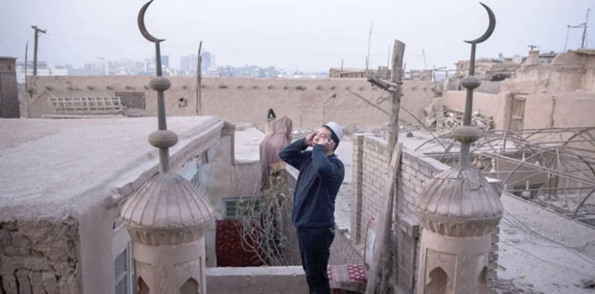 اذان گفتن به زبان چینی؛ ابتکار یا انحراف امنيت؟ببینید