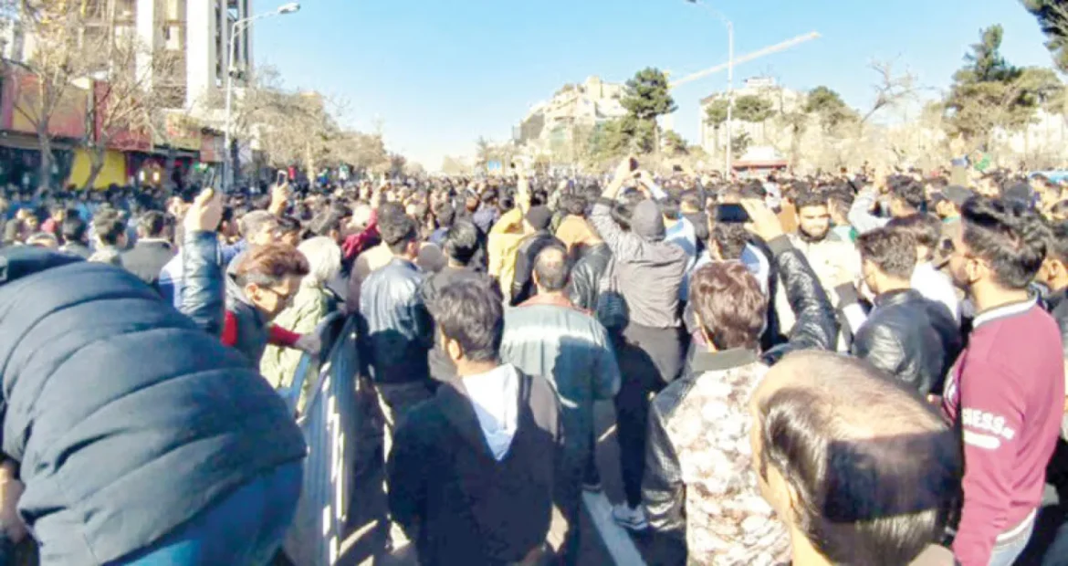 اعتراضات بازاریان در ایران؛ زنگ خطر فروپاشی اقتصاد ايران