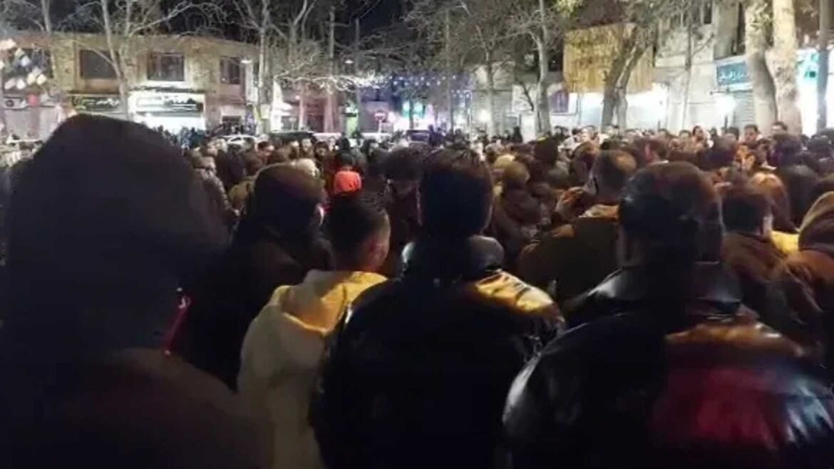 تیراندازی به معترضان در ایران؛ گزارشی از سرکوب خونین خیابان‌ها