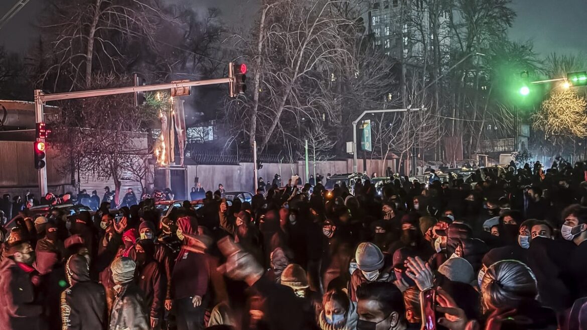 انقلاب ملی در ایران: کشتار گسترده و تداوم پنهان‌کاری حکومتی