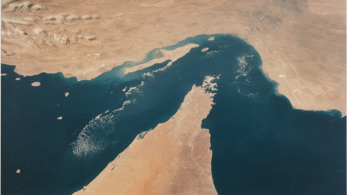 بستن بخش‌هایی از تنگه هرمز همزمان با آغاز مذاکرات هسته‌ای: تحلیل