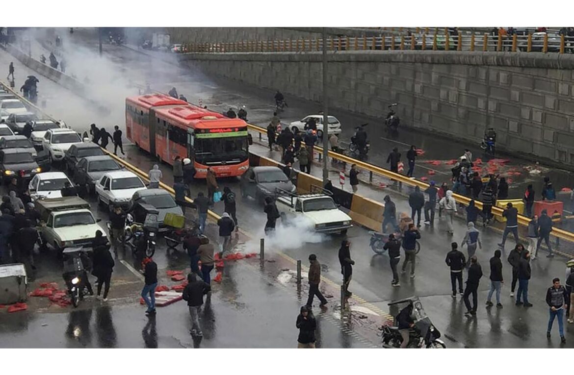 سرکوب انقلاب ایران؛ اعتراف‌های دیرهنگام و حاکمیتی که می‌کشد