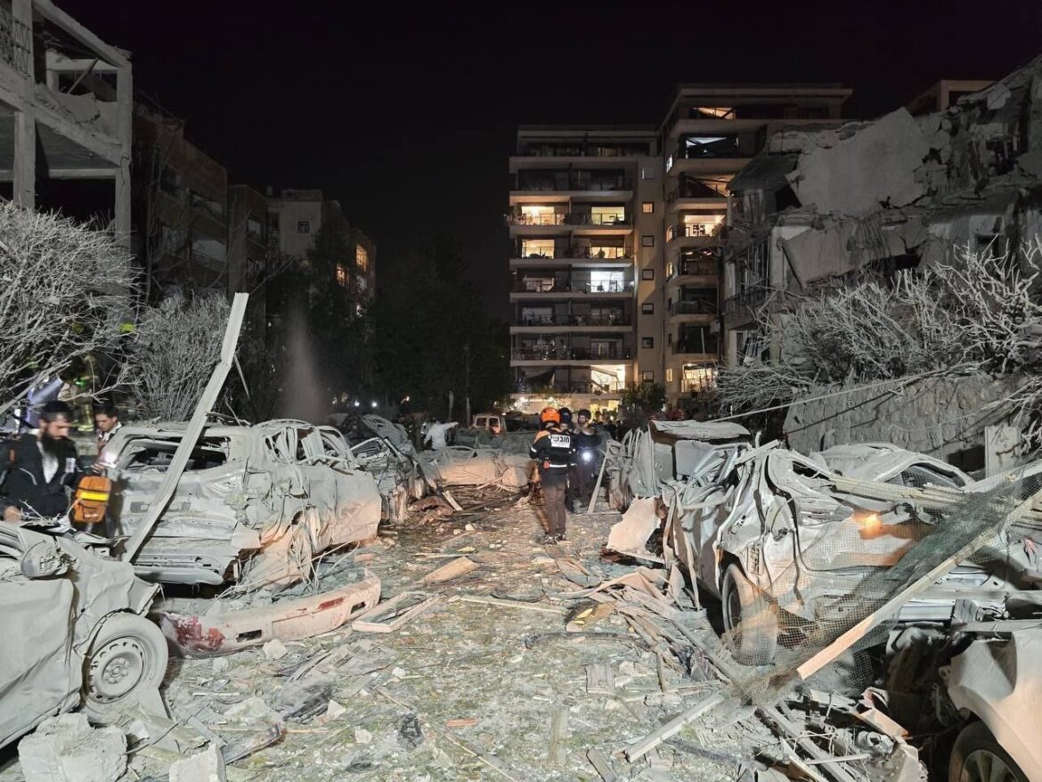 حمله موشکی ایران به اسرائیل؛ زخمی‌ها در دیمونا و عراد