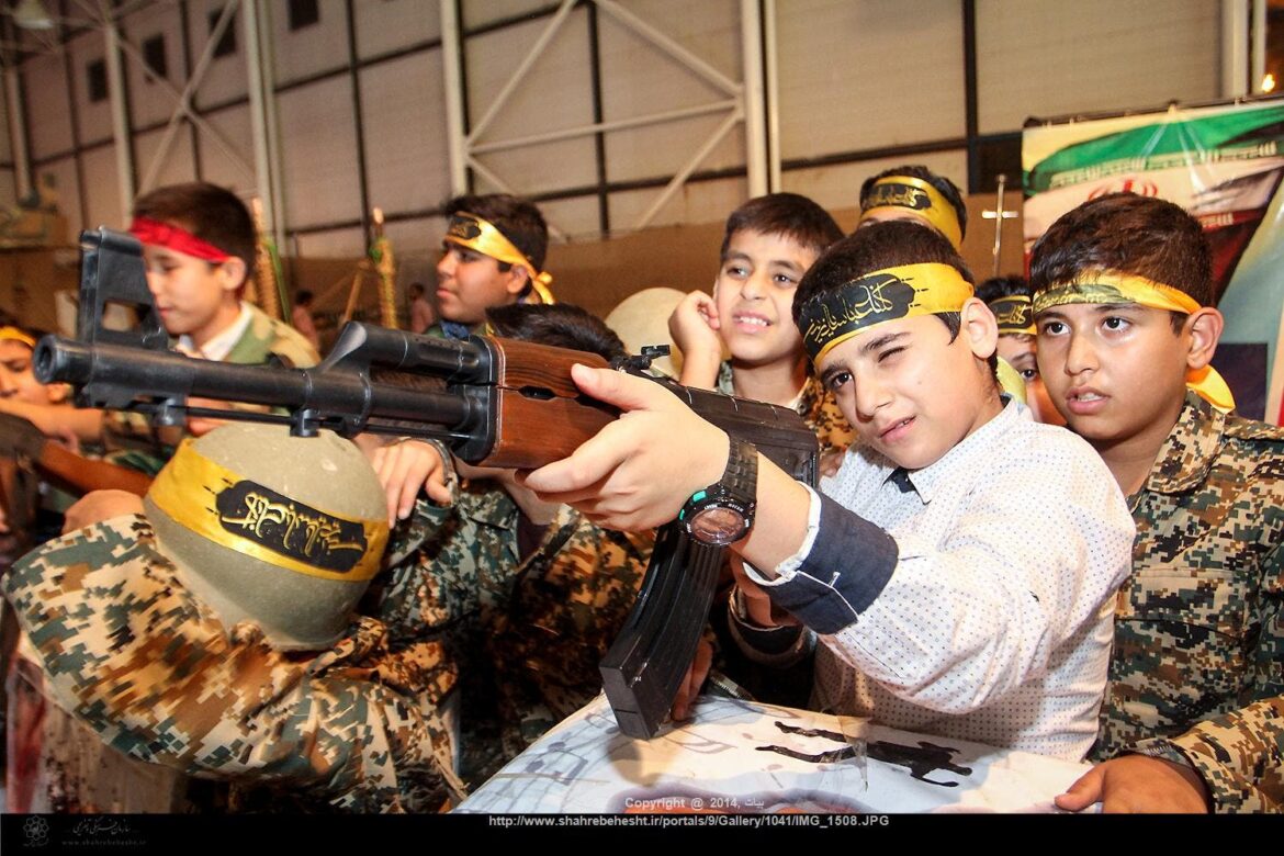 طرح برای ایران سپاه: دعوت از نوجوانان ۱۲ ساله برای کمک نظامی
