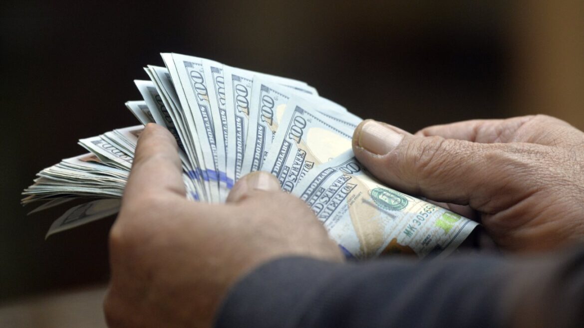 قیمت دلار امروز: سقوط ارزش ریال و بحران اقتصادی رژیم