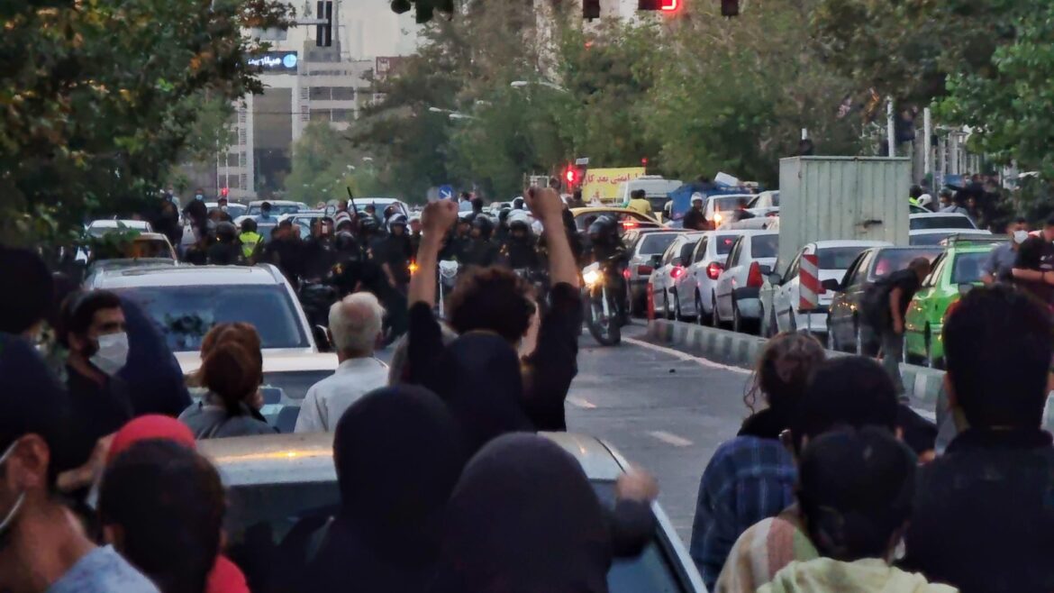 هنرمند معارض مهدی یراحی؛ صدایی که قدرت را به چالش می‌کشد