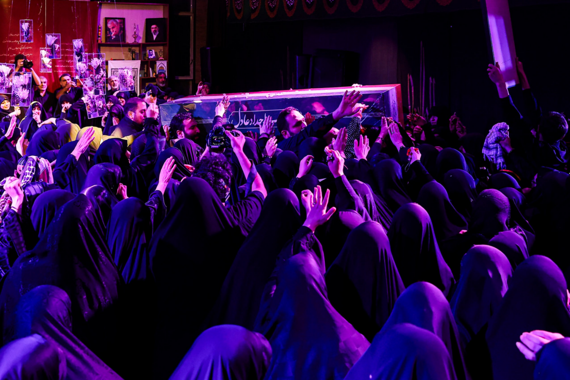 مراسم وداع با همسر رهبر ايران ؛ نماد همبستگی یا پیام سیاسی؟