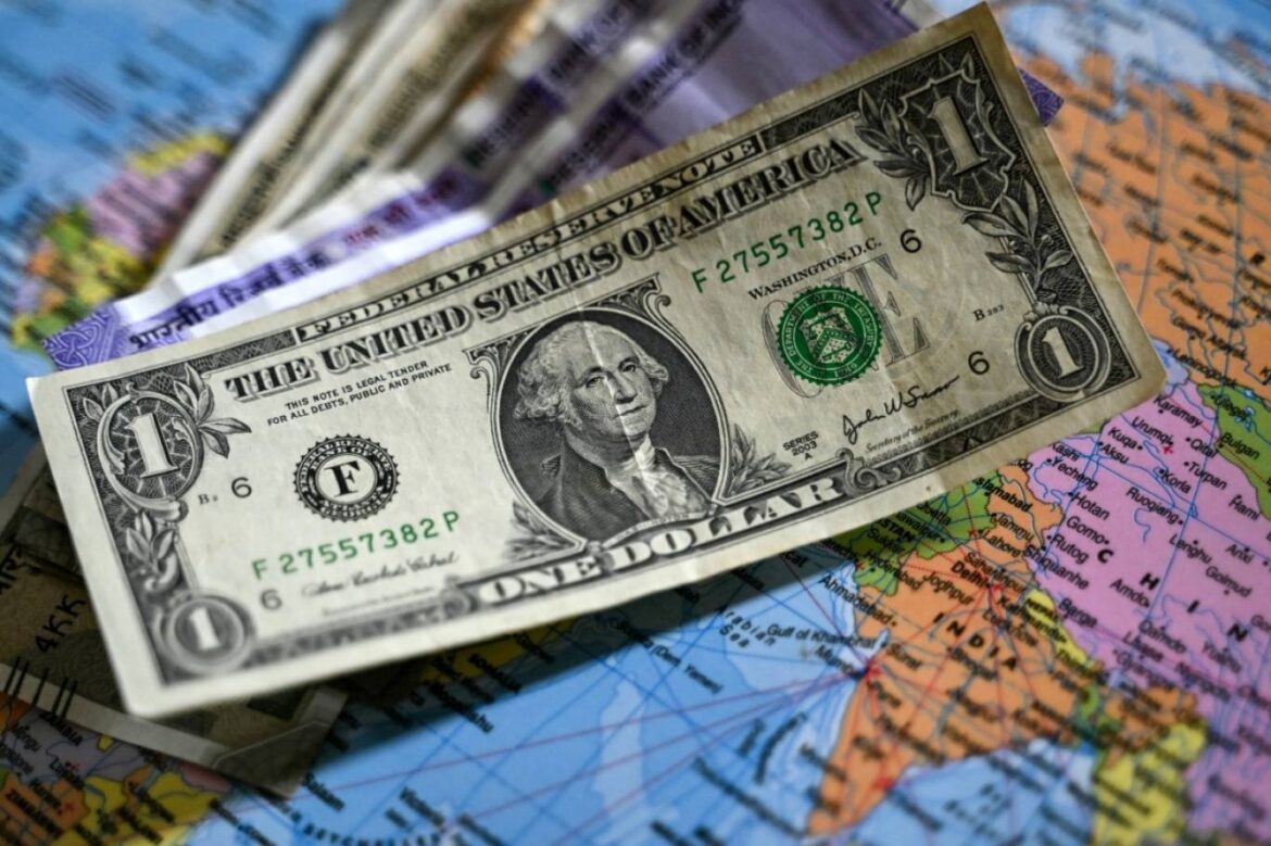 قیمت دلار از ۲۰۵ هزار تومان گذشت؛ فشار تازه بر اقتصاد ایران